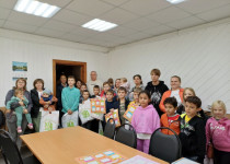 Владимир Аношкин поздравил школьников с новым учебным годом и вручил подарки