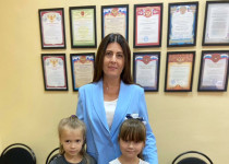 40 многодетных малоимущих семей Автозаводского района получили наборы канцтоваров для школьников