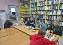 В библиотеке им. Радищева состоялся шашечный турнир среди детей и подростков поселка Мостоотряд