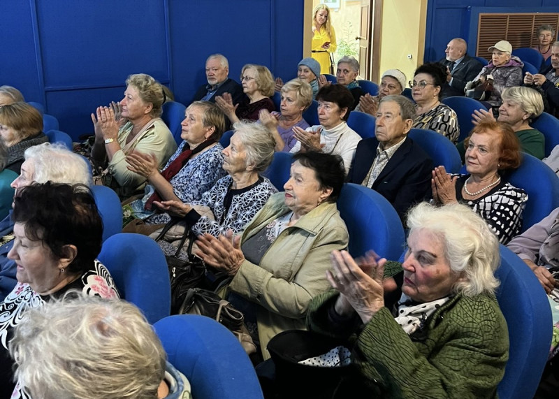 Николай Чернышов посетил праздничный концерт, посвященный Международному дню пожилых людей
