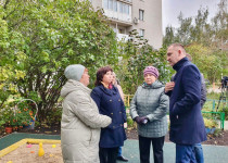 Оксана Дектерева и Жанна Скворцова осмотрели две благоустроенные детские площадки в Нижегородском районе