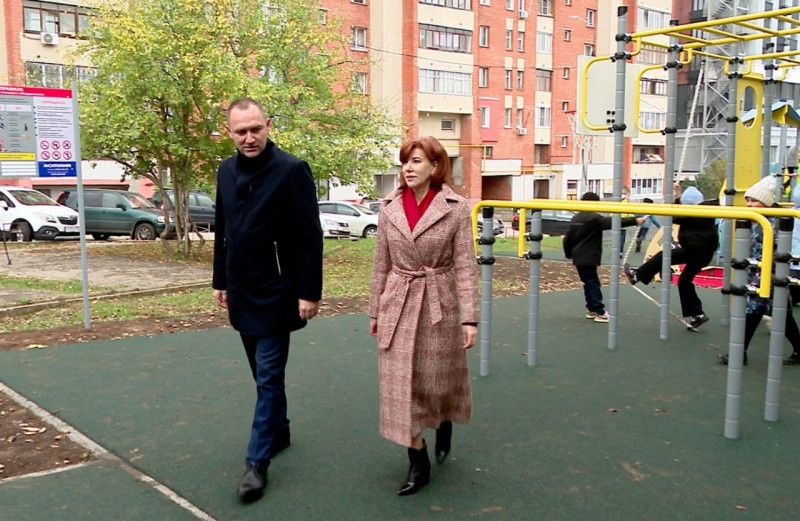 Оксана Дектерева проверила благоустройство детской площадки в Нижегородском районе
