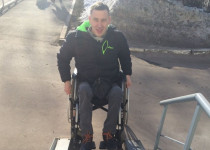 Роман Пономаренко проверил доступность Нижне-Волжской набережной для маломобильных граждан