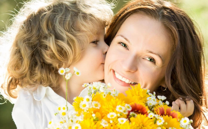 «Каждая из достойных матерей заслуживает бесконечной благодарности, внимания, любви и заботы своих детей», - Олег Лавричев