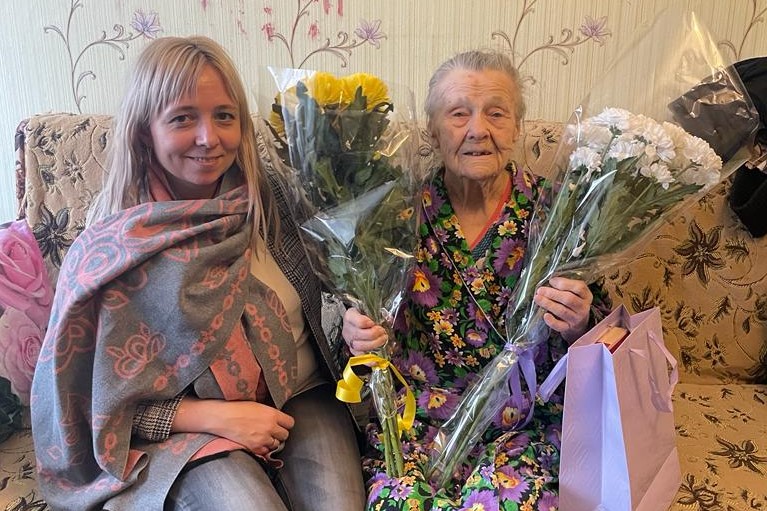 Мария Самоделкина поздравила долгожительницу из Канавинского района