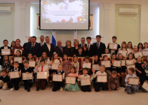 Фоторепортаж с церемонии награждения победителей ежегодного городского детского конкурса на лучшую новогоднюю елочную игрушку «Горьковская игрушка