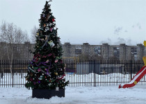 Новогодняя ель появилась в поселке Парижской Коммуны по инициативе Карима Ибрагимова
