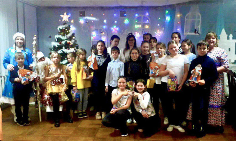 Участники новогоднего праздника в детском досуговом центре «Росток» получили подарки от Жанны Скворцовой