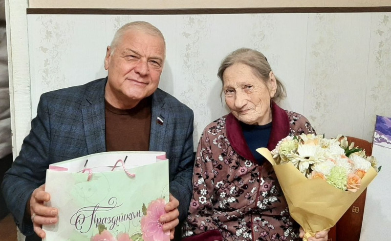 Владимир Тарасов поздравил нижегородку со 100-летним юбилеем