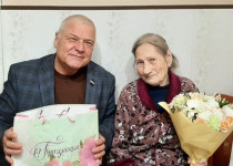 Владимир Тарасов поздравил нижегородку со 100-летним юбилеем