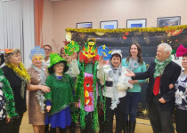 ТОС №10 «Мончегорский» совместно с библиотекой им. А.С. Макаренко провели новогоднее мероприятие для жителей