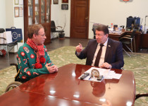 Олег Лавричев наградил нижегородского активиста-борца с открытыми люками