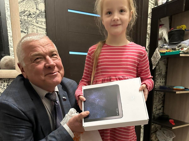 Владимир Тарасов подарил девочке планшет в рамках всероссийской акции «Елка желаний»
