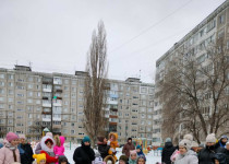 Уличный праздник в ТОС микрорайона по улицам Коминтерна-Свободы и поселка Володарский. Новогодняя история Маши и ее друзей в ТОС поселка Комсомольский