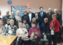 Мария Самоделкина вручила активистам Совета ветеранов Канавинского района нагрудный знак «Дети военного времени»