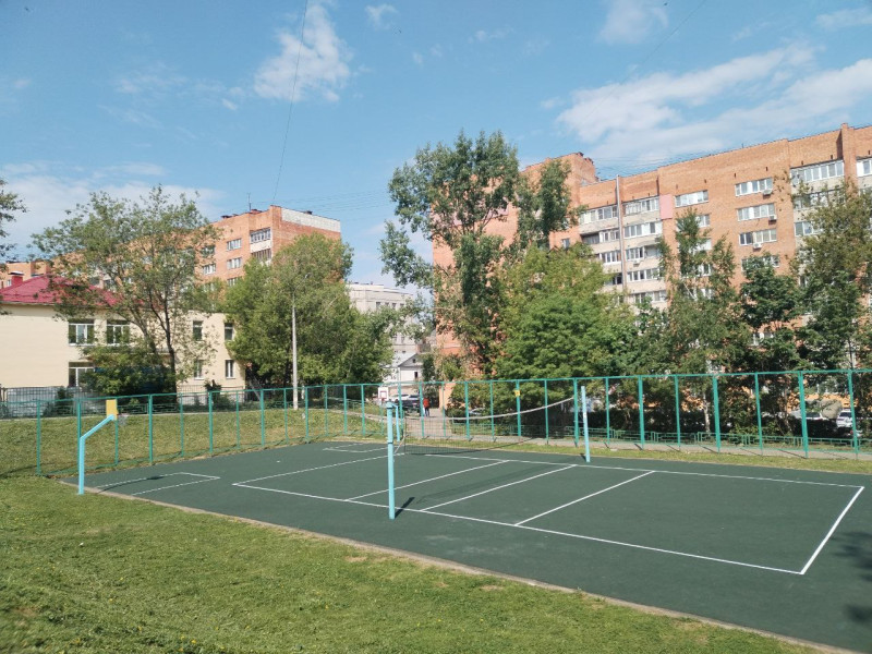 Устройство резинового покрытия на спортивной площадке в районе домов 144, 146 по улице Горького