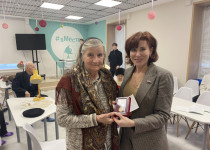 Оксана Дектерева вручила знаки «Дети военного времени»