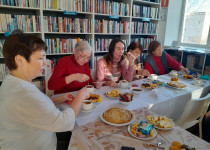 Для активистов ТОС № 10 «Мончегорский» в библиотеке им. К.М. Станюковича прошло мероприятие, посвященное Масленице