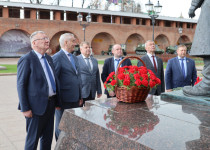 Возложение цветов к памятнику «Труженикам Тыла» состоялось в Нижегородском Кремле