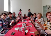 На территории ТОС № 6 прошел мастер-класс «Рисование по стеклу» для ветеранов ПАО «ГАЗ» и тружеников тыла