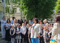Жанна Скворцова поздравила выпускников трех школ с Последним звонком
