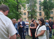 Жанна Скворцова провела выездную встречу жителей с представителями домоуправляющей компании