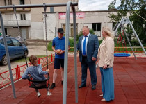 Юлия Мантурова проверила качество работ на детской площадке, установленной по проекту «Вам решать!»