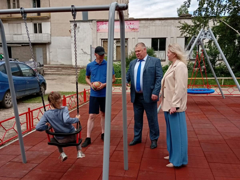 Юлия Мантурова проверила качество работ на детской площадке, установленной по проекту «Вам решать!»
