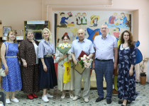 Николай Сатаев поздравил супругов Стариковых из Приокского района с изумрудной свадьбой