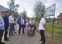 Роман Пономаренко проверил ход благоустройства нового сквера на улице Мончегорская