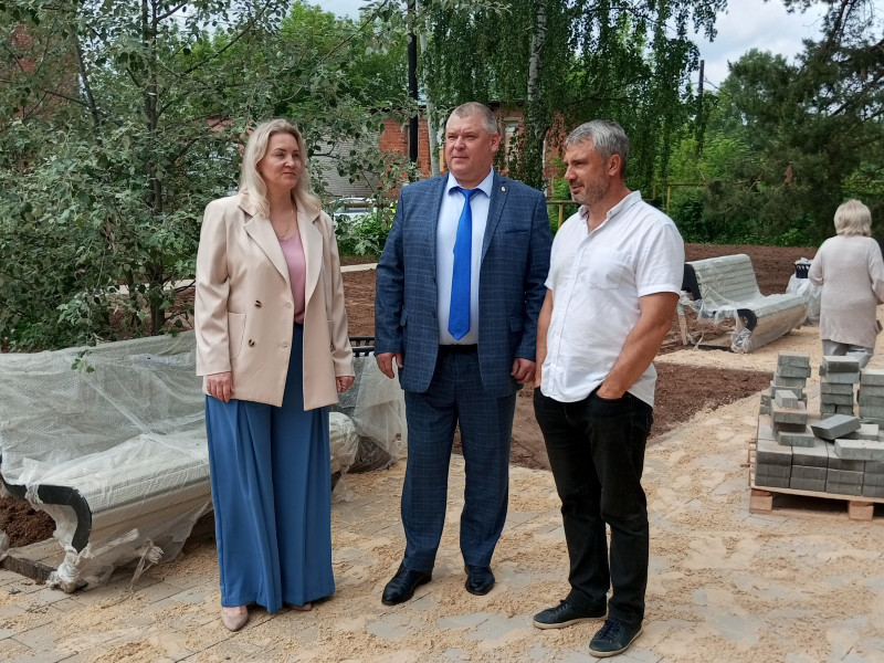 Юлия Мантурова и Владимир Кропотин посетили сквер, благоустраиваемый по программе ФКГС