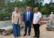 Юлия Мантурова и Владимир Кропотин посетили сквер, благоустраиваемый по программе ФКГС