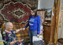 Мария Самоделкина оказала помощь ветерану труда Екатерине Ухваткиной