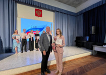 Михаил Рыхтик наградил активистов Ленинского района в рамках Дня молодежи