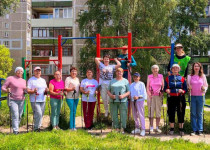 На территории ТОС №10 «Мончегорский» состоялась спортивная тренировка по скандинавской ходьбе для жителей