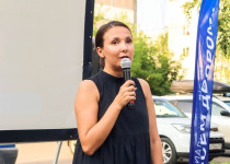 Оксана Смолина приняла участие в празднике в рамках социального проекта Всем двором