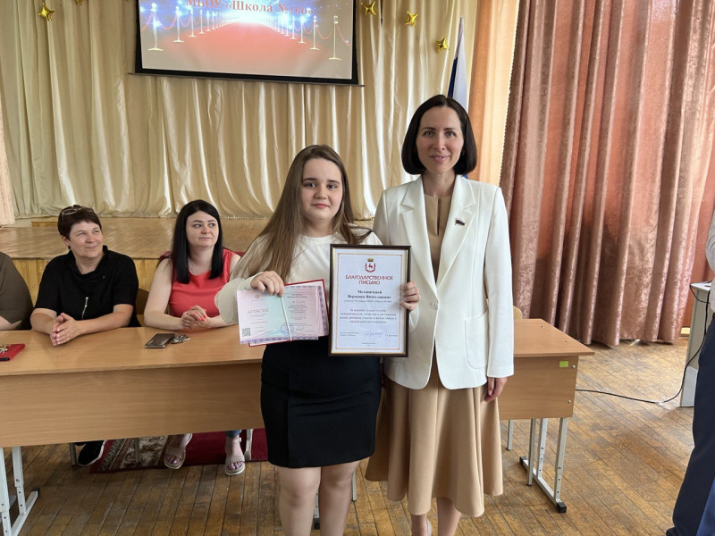 Татьяна Дружинина поздравила выпускников школ Ленинского района