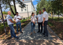 Оксана Смолина оценила благоустроенные скверы на улице Кировской