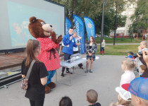 На территории ТОС № 10 «Мончегорский» прошел праздник для жителей в рамках проекта «Всем двором»