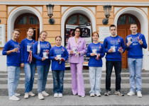 Мария Самоделкина организовала акцию по раздаче лент российского триколора