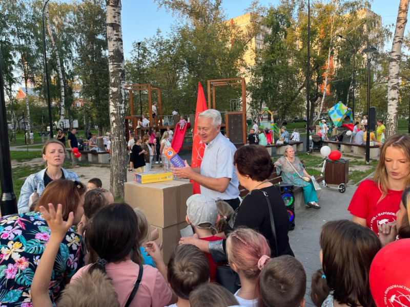 Михаил Рыхтик вручил школьные наборы будущим первоклассникам