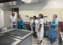 Оксана Дектерева в составе комиссии проверила готовность школы №102 к новому учебному году