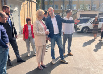 Елена Аржанова проверила ход работ по благоустройству придомовых территорий