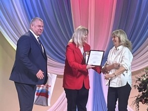 Юлия Мантурова наградила лучших педагогов Московского района