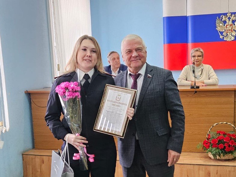 Владимир Тарасов поздравил автозаводских полицейских