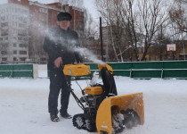 Николай Сатаев протестировал работу снегоуборщика