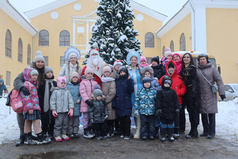 Оксана Смолина помогла организовать первые новогодние представления для детей округа №10