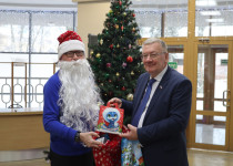 Николай Сатаев передал Деду Морозу подарки  для участницы акции «Елка желаний»