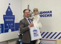 Михаил Иванов вручил подарки детям, чьи письма-шары  снял с «Елки желаний»