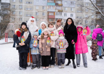 Праздники «Новый год в каждый двор» прошли при поддержке Марии Самоделкиной